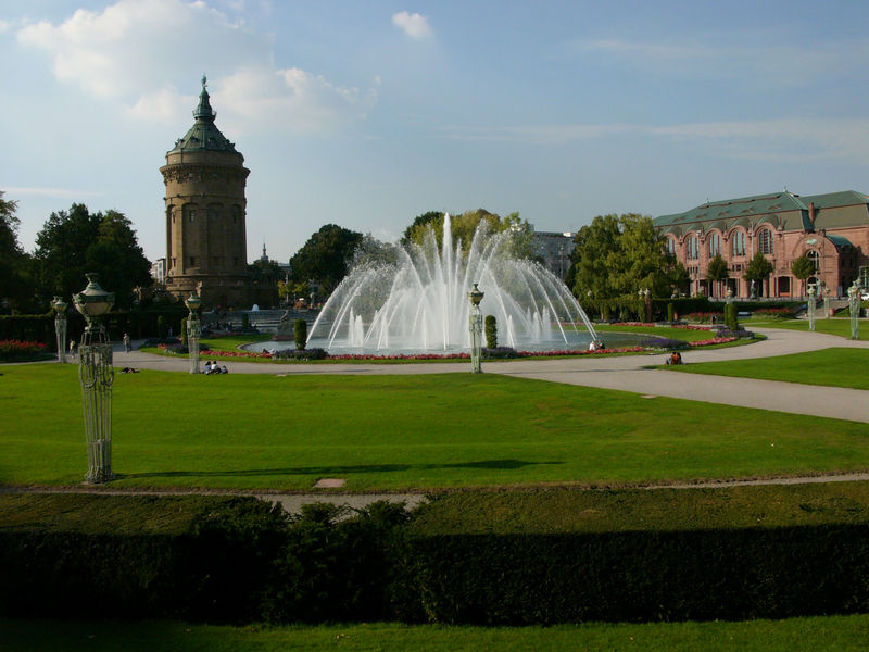 Mannheimer Wasserturm mit Parkanlage. Im Sommer besonders schön!