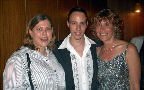 Meine Mutter, meine Schwester und ich während der Feierlichkeiten