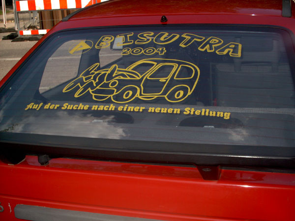 Nach der Anbringung des Aufklebers auf dem blank polierten Auto